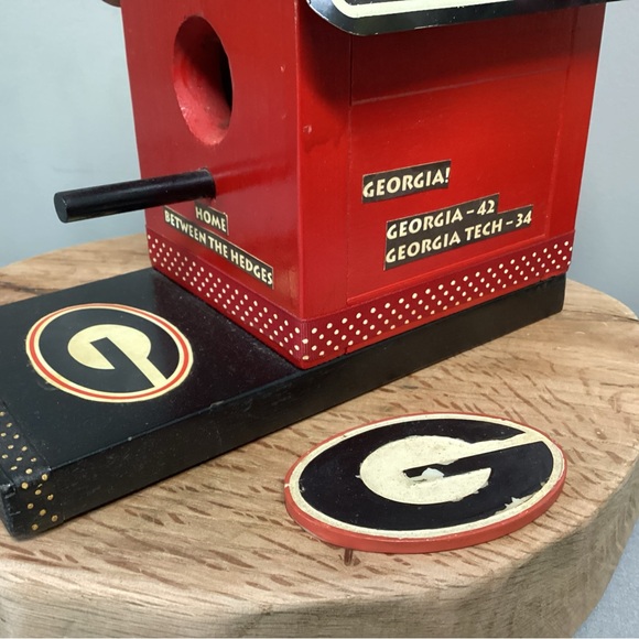 🔴 Georgia Bulldogs College Football Birdhouse / Wood Crafted with Metal Tag Roof - Picture 5 of 12